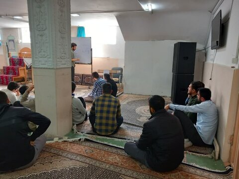 تصاویر/ نشست بصیرت سیاسی و  بررسی حوادث اخیر در مدرسه علمیه امام صادق (ع) بیجار