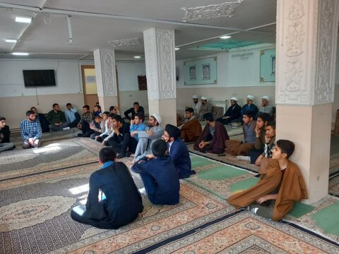 تصاویر/ نشست بصیرت سیاسی و  بررسی حوادث اخیر در مدرسه علمیه امام صادق (ع) بیجار