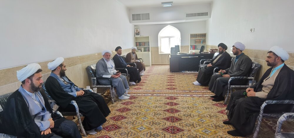 حضور مسئولین حوزه علمیه یزد در مدرسه علمیه امام صادق(ع) مهریز + عکس 