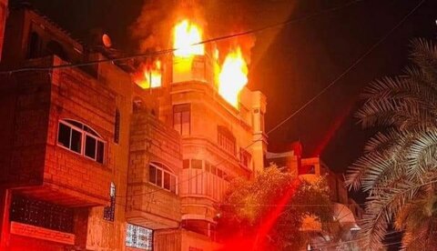 وفاة 21 شخصا بينهم أطفال جراء حريق كبير داخل بناية سكنية شمال غزة
