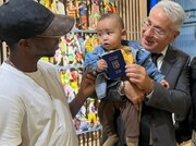 احتفاء "إسرائيلي" بإصدار أول جواز لطفل يهودي مولود في الإمارات