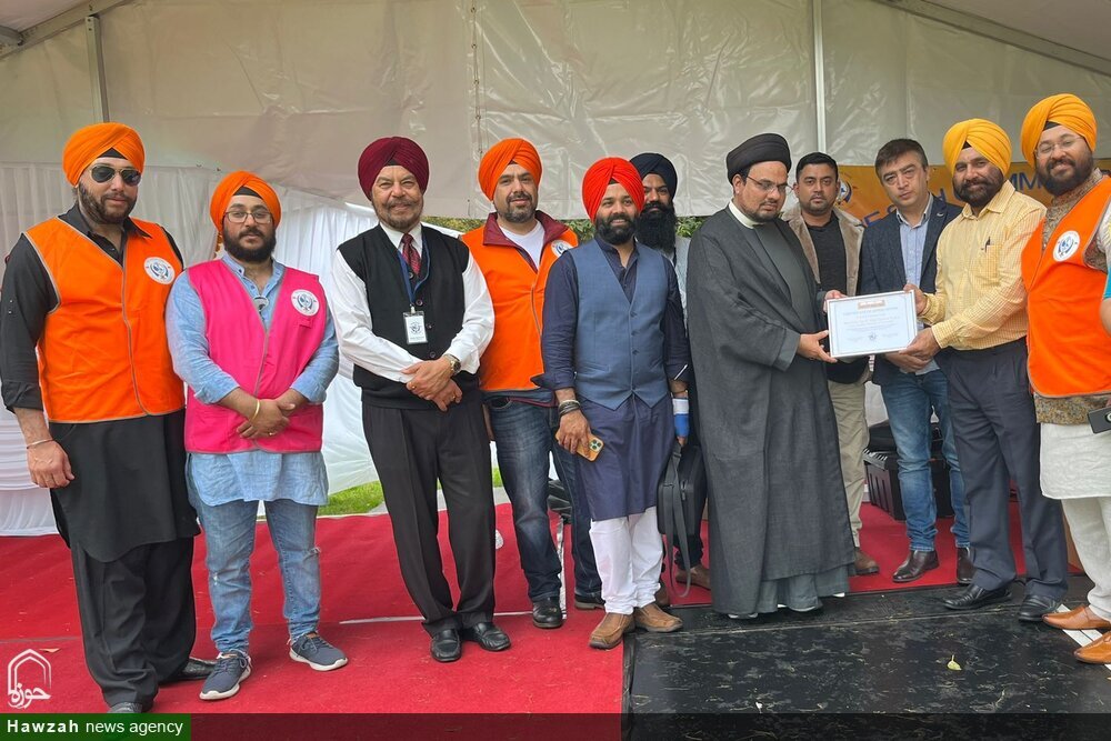 ऑस्ट्रेलिया के सिख समुदाय ने इंटरफेथ सर्विसेज के लिए मौलाना अबुल कासिम रिजवी को मोमेंटो प्रस्तुत किया