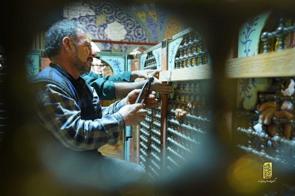 جناب رقیہ (سکینہ) کے روضے میں نئی ضریح نصب کی جارہی ہے