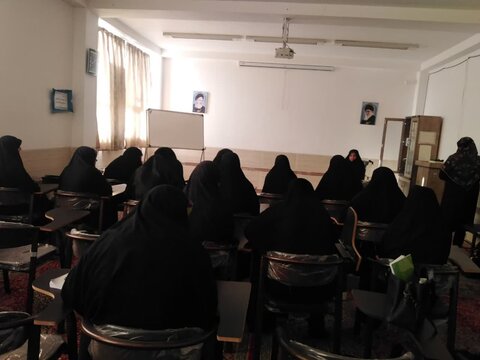 نشست فرهنگی پژوهشی«هنر زن بودن»  با حضور طلاب با مدرسه علمیه الزهرا(سلام الله علیها) مهریز
