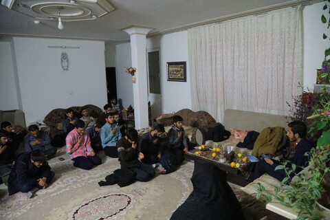 تصاویر/ حضور طلاب مدرسه علمیه پیامبر اعظم قم در منزل شهید دخانچی