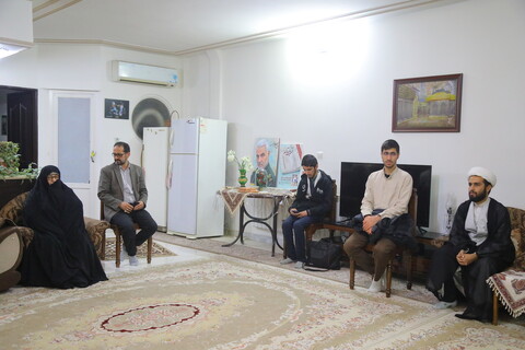 تصاویر/ حضور طلاب مدرسه علمیه پیامبر اعظم قم در منزل شهید دخانچی