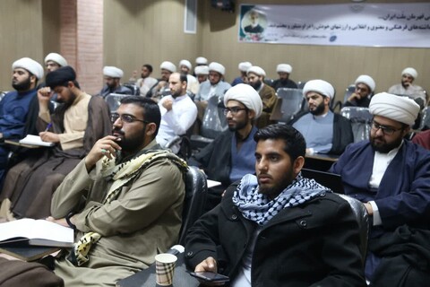 تصاویر/ برگزاری اولین نشست از سلسله نشست های تخصصی « بررسی اندیشه های تکفیری وهابیت » در مؤسسه دارالإعلام خوزستان