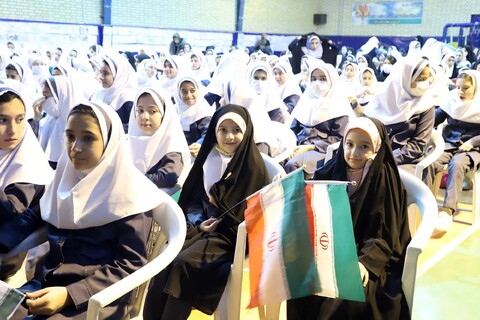 تصاویر / اهدا چادر به دختران یکی از مدرسه طرح امین در همدان