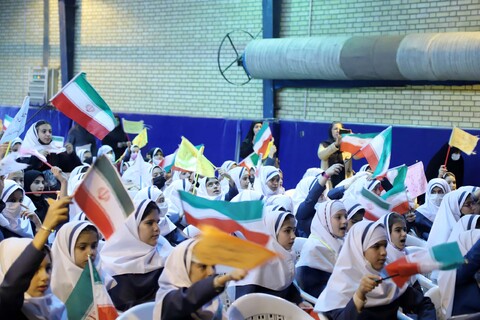 تصاویر / اهدا چادر به دختران یکی از مدرسه طرح امین در همدان