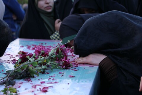 غباروبی و عطرافشانی گلزار شهدای کاشان به‌ مناسبت هفته بسیج