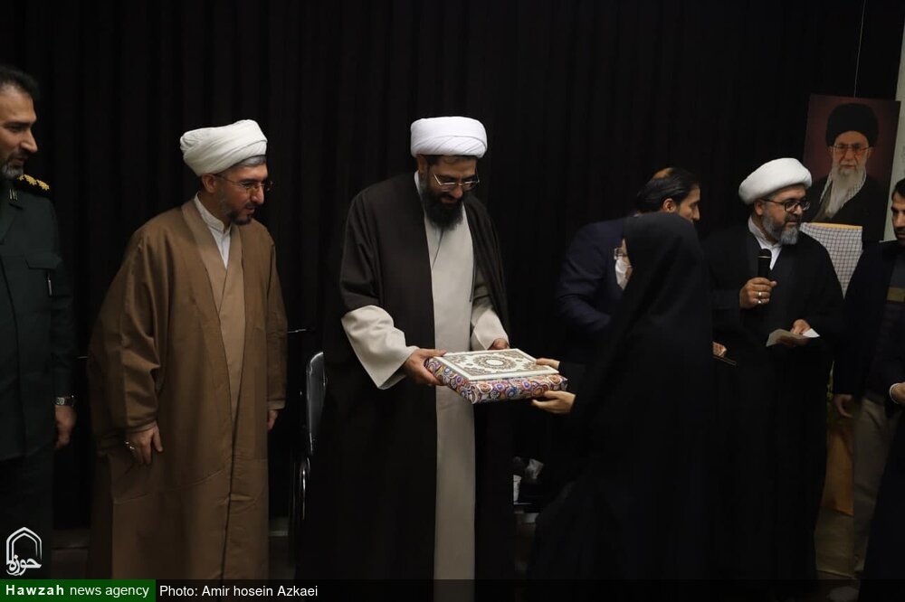 تقدیر امام جمعه همدان از خانواده شهید بختیاری و چیت سازیان + عکس