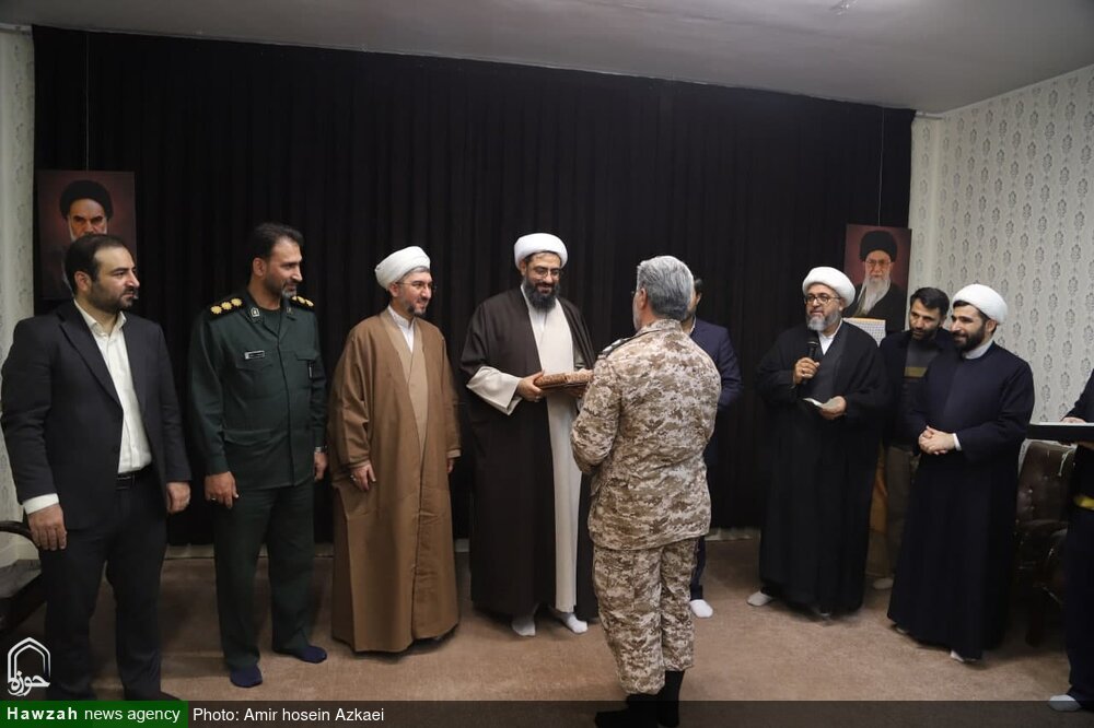 تقدیر امام جمعه همدان از خانواده شهید بختیاری و چیت سازیان + عکس