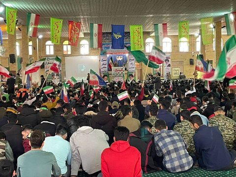 تصاویر/ اجتماع بزرگ بسیجیان شهرستان خوی به مناسبت گرامیداشت هفته بسیج
