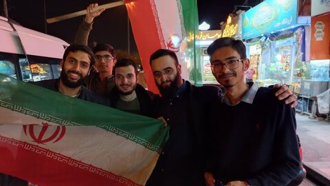 تصاویر/ پذیرایی طلاب مدرسه علمیه حقانی از مردم در شب پیروزی تیم ملی فوتبال