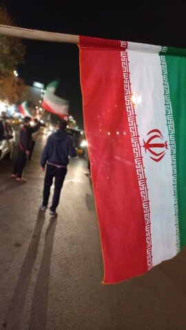 تصاویر/ پذیرایی طلاب مدرسه علمیه حقانی از مردم در شب پیروزی تیم ملی فوتبال
