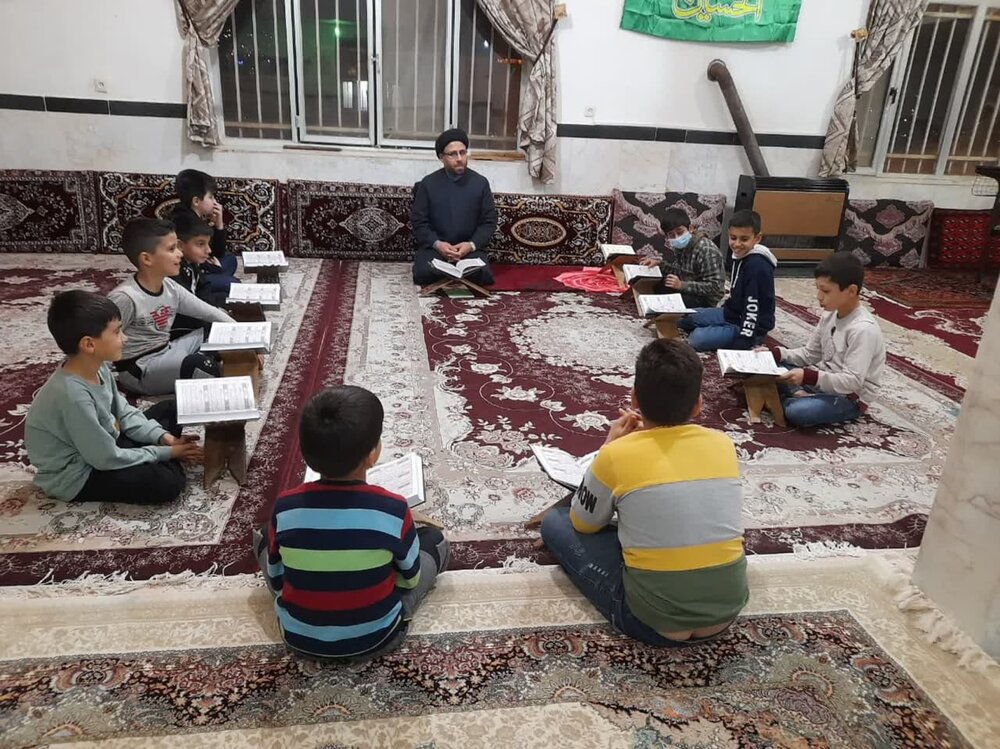 امام محله و بسیج دست در دست هم برای آبادانی محله + عکس