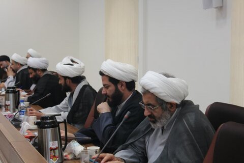 تصاویر/جلسه جهاد تبیین طلاب کردستانی با حضور مسئولین حوزوی این استان