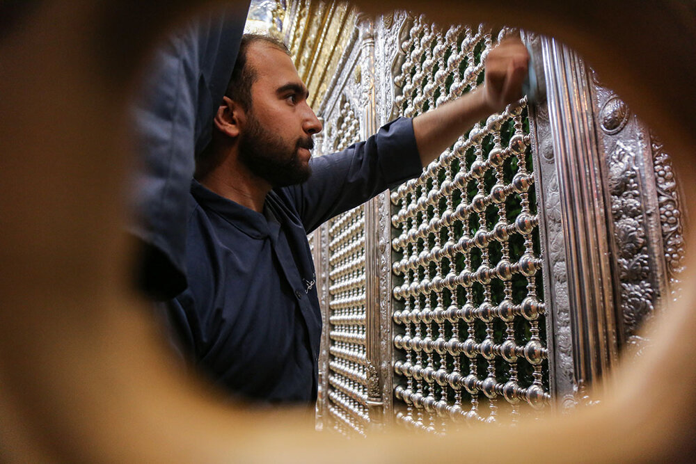 تنظیف تخصصی ضریح مطهر مرقد حضرت معصومه(س) + تصاویر