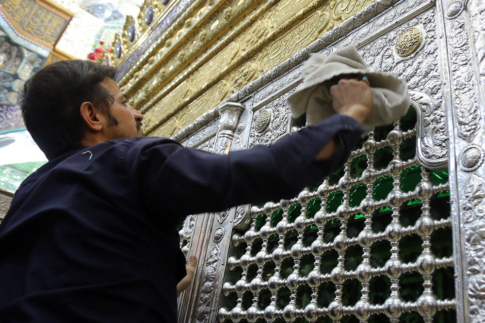 تنظیف تخصصی ضریح مطهر مرقد حضرت معصومه(س) + تصاویر