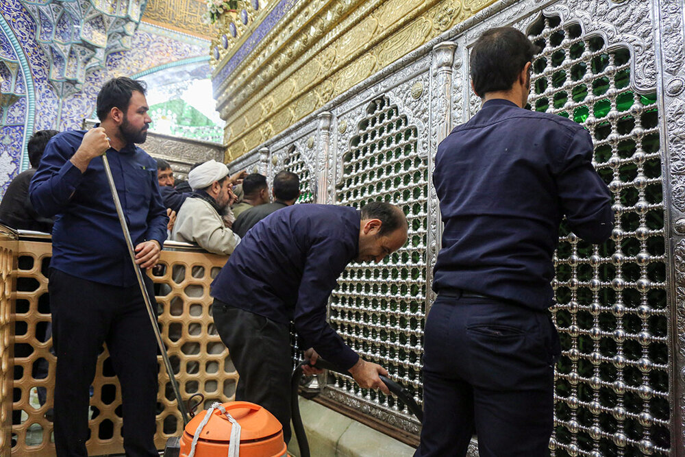 تنظیف تخصصی ضریح مطهر مرقد حضرت معصومه(س) + تصاویر