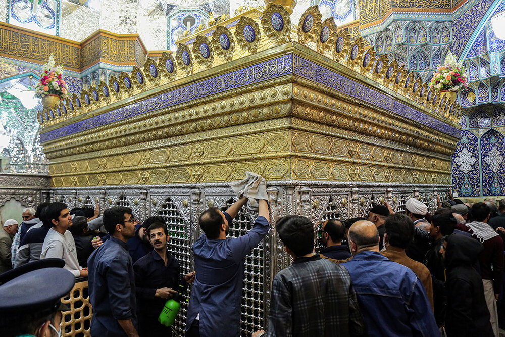 تنظیف تخصصی ضریح مطهر مرقد حضرت معصومه(س) + تصاویر