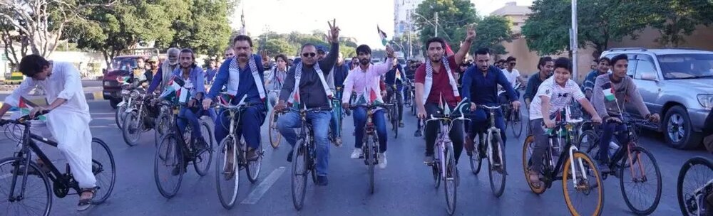 फ़िलिस्तीनियों के साथ एकजुटता व्यक्त करने के लिए कराची में साइकिल रैली का आयोजन