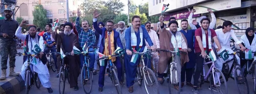 फ़िलिस्तीनियों के साथ एकजुटता व्यक्त करने के लिए कराची में साइकिल रैली का आयोजन