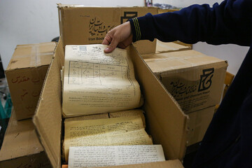 اهدای بیش از ۲۰ هزار سند به مرکز اسناد حرم مطهر بانوی کرامت