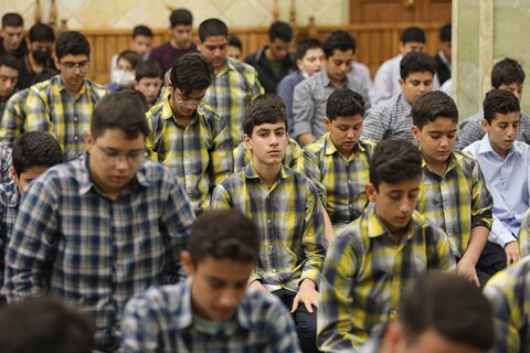 تصاویر / دیدار صمیمانه نماینده ولی فقیه در استان قزوین با دانش آموزان مدارس پسرانه