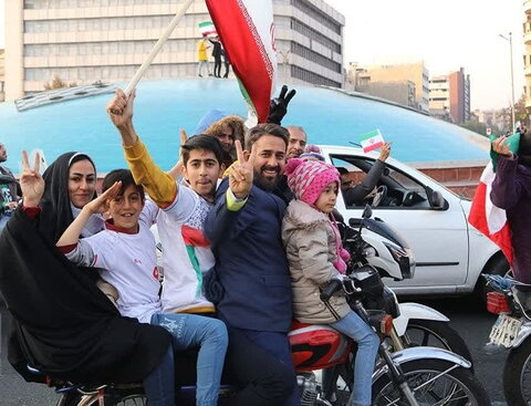 شادی یک خانواده ۵ نفر سوار بر موتورسیکلت پس از پیروزی تیم ملی فوتبال - علی محمودزاده