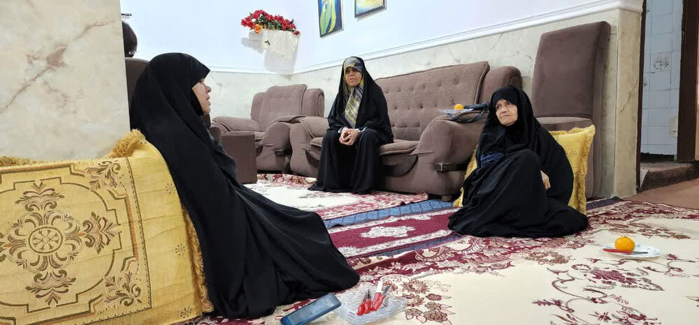 بانوان طلبه کنگان به دیدار خانواده شهید محمد عاشوری رفتند