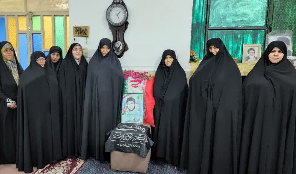بانوان طلبه کنگان به دیدار خانواده شهید محمد عاشوری رفتند