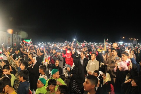 تصاویر/ اجتماع بزرگ مردمان میدان در بوشهر با حضور خواننده «سلام فرمانده»