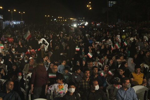 تصاویر/ اجتماع بزرگ مردمان میدان در بوشهر با حضور خواننده «سلام فرمانده»