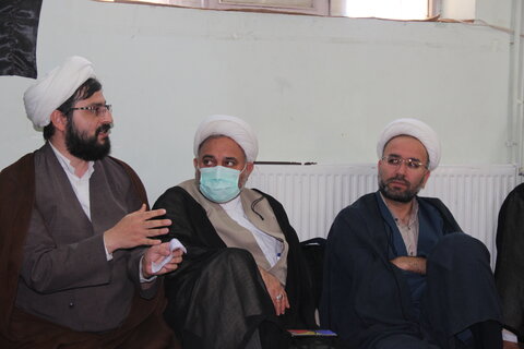 تصاویر / نشست مدیر حوزه علمیه استان قزوین ،با اساتید ،طلاب وکادر مدرسه علمیه امیرالمومنین (ع) شهرستان آوج