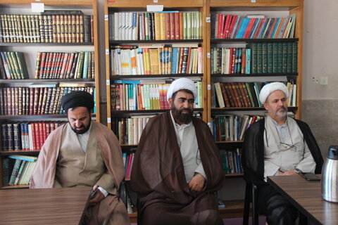 تصاویر / نشست مدیر حوزه علمیه استان قزوین ،با اساتید ،طلاب وکادر مدرسه علمیه امیرالمومنین (ع) شهرستان آوج