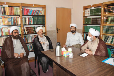 تصاویر / نشست مدیر حوزه علمیه استان قزوین ،با اساتید ،طلاب وکادر مدرسه علمیه امیرالمومنین (ع) شهرستان آوج