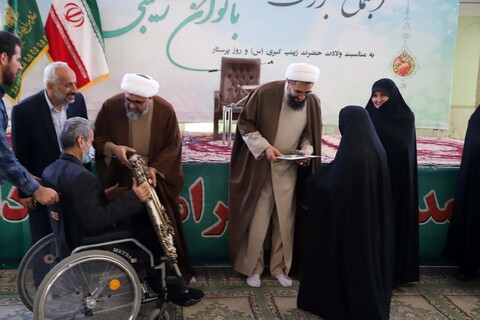 تصاویر / تقدیر امام جمعه همدان از پرستاران و همسران جانبازان