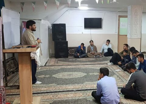 تصاویر/ جلسه «بصیرت سیاسی» در مدرسه علمیه امام صادق ( ع ) بیجار
