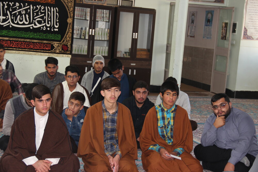 طلاب موفق در عرصههای علمی، پژوهشی و تبلیغی حمایت می شوند