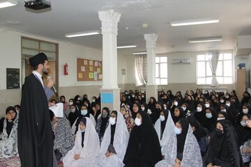 امام جمعه اسلام آباد غرب به میان دانش آموزان رفت