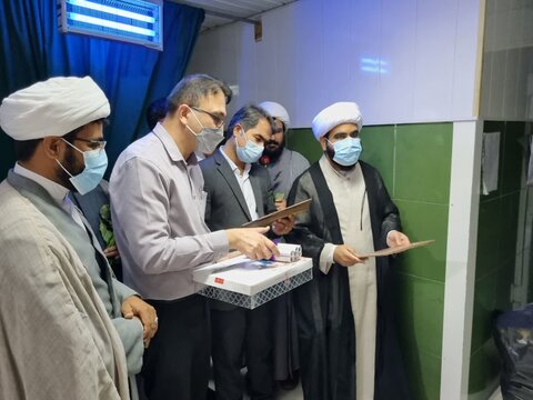تصاویر / تجلیل امام جمعه پارسیان از پرستاران و کادر درمان بیمارستان رستمانی پارسیان