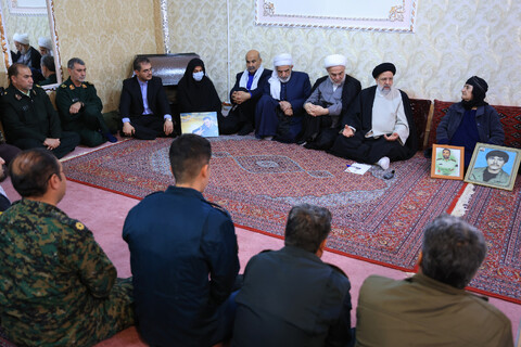 تصاویر/ دیدار رئیس جمهور با خانواده‌ شهدا و جانبازان مدافع امنیت و جانباختگان حوادث اخیر کردستان