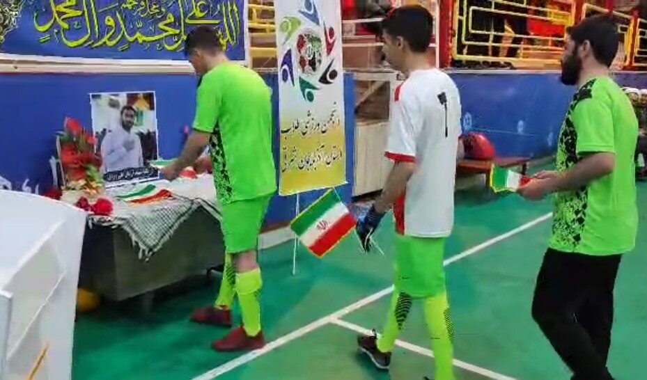 فیلم | ادای احترام طلاب قبل از آغاز مسابقات فوتسال طلاب آذربایجان شرقی به شهید آرمان علی‌وردی