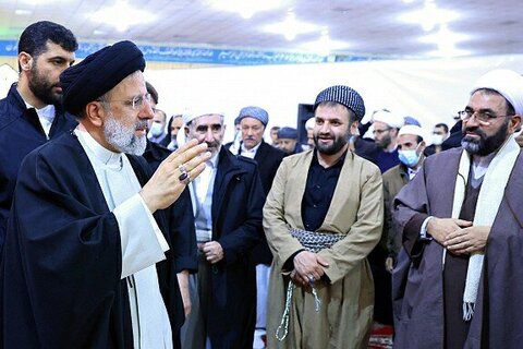 بالصور/ الرئيس الإيراني يلتقي بعلماء أهل السنة والشيعة في محافظة كردستان غربي إيران
