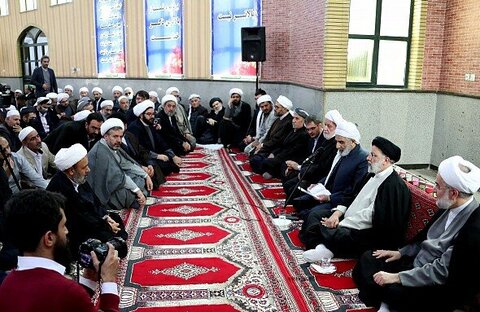 بالصور/ الرئيس الإيراني يلتقي بعلماء أهل السنة والشيعة في محافظة كردستان غربي إيران
