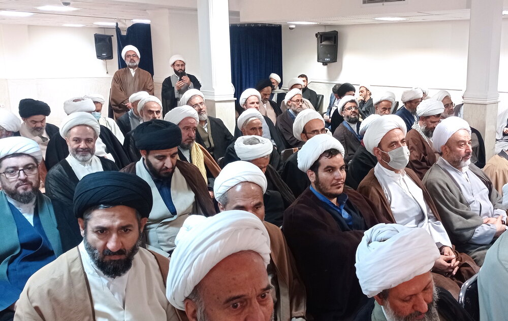 رهبر انقلاب را بشناسیم و به مردم بشناسانیم