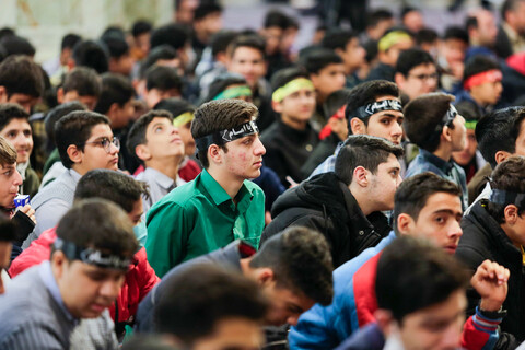 تصاویر/ گردهمایی نوجوانان مشهدی به یاد شهدای دانش‌آموز حرم شاهچراغ