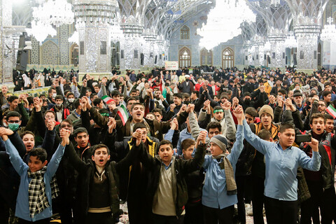 تصاویر/ گردهمایی نوجوانان مشهدی به یاد شهدای دانش‌آموز حرم شاهچراغ