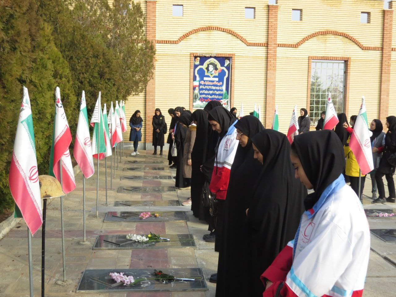 تصاویر/ غبارروبی مزار شهدا شهرستان شوط توسط دانشجویان